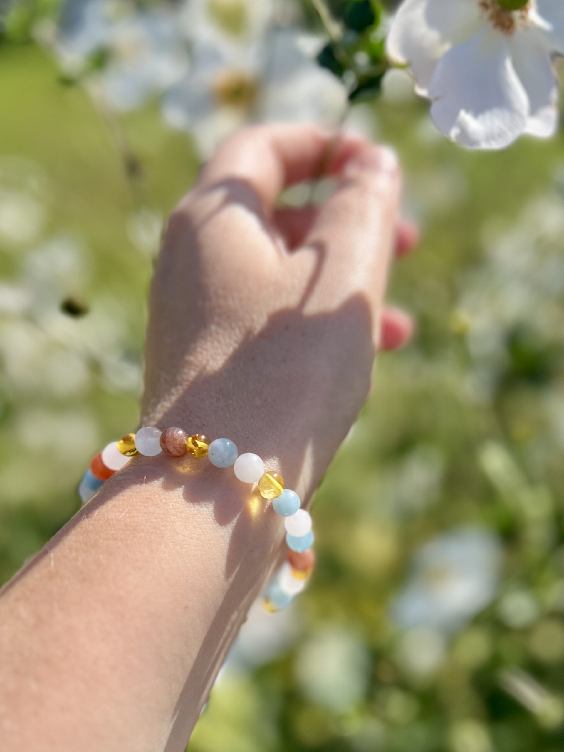 een armband met kristallen parels