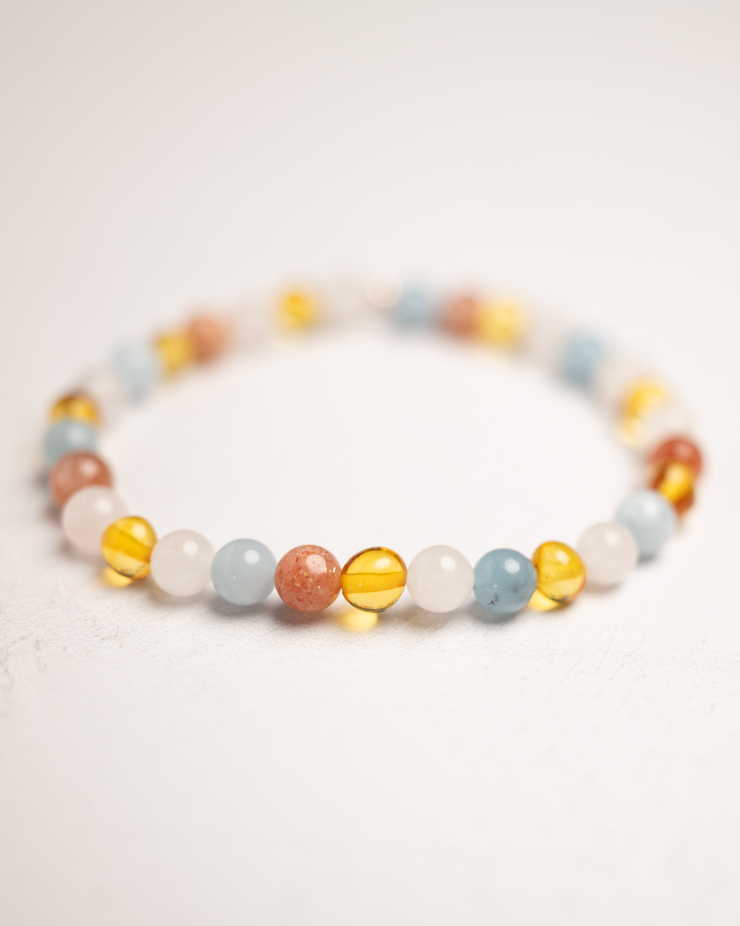 een armband met kristallen parels